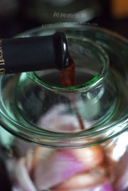 洋葱泡红酒的做法步骤2